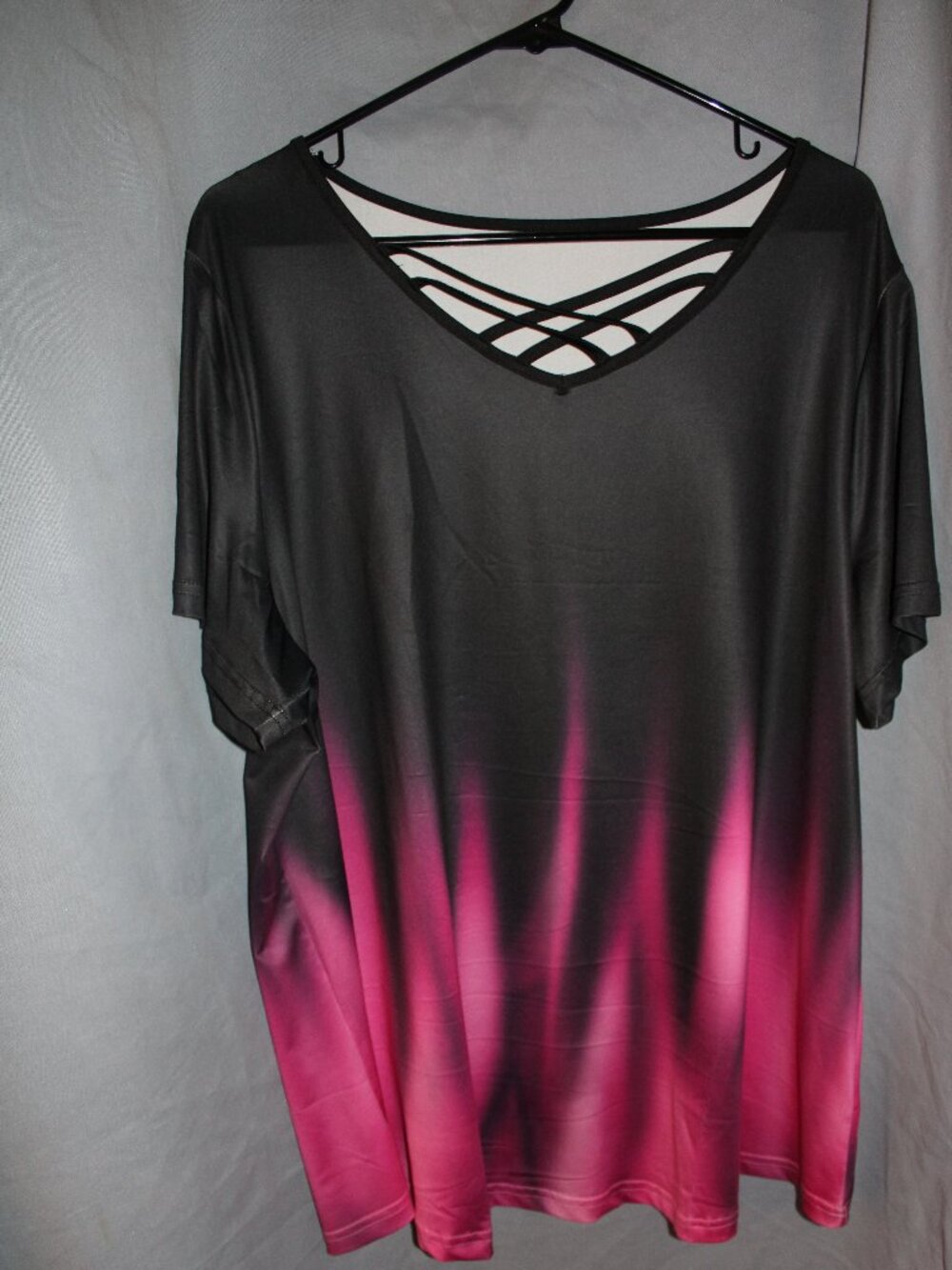 Women's Black to Ombre Pink Gradient Print, Short Sleeve, V Neck Criss Cross